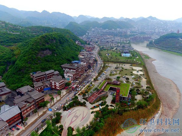 赤水河旅游公路旁的綜合服務(wù)體。（貴州省公路局提供）
