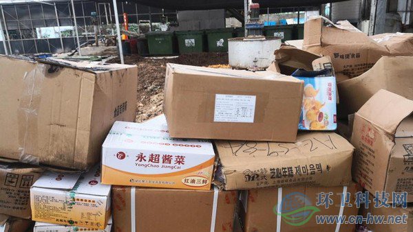 冷凍的過(guò)期食品、不合格食品等待拆箱后自然解凍