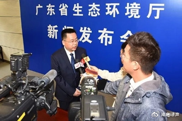 ▲省生態(tài)環(huán)境廳黨組成員、副廳長陳金鑾接受記者采訪